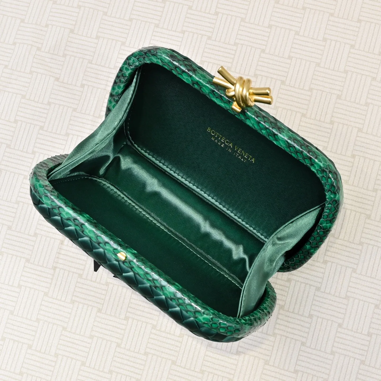 Batch 1460 #BV Knot woven evening bag series ~ Each bag reveals exquisite elegance💫Iconic classic silk weaving➕snake skin trimming with knot buckle, soft and delicate feel. The design is small and exquisite, low-key without logo, elegant and elegant. Paired with evening dress or cheongsam, it has the atmosphere of a famous and wealthy lady. Full of aura and invincible texture💃 Model: 7622 Dimensions: 20x12x5.5